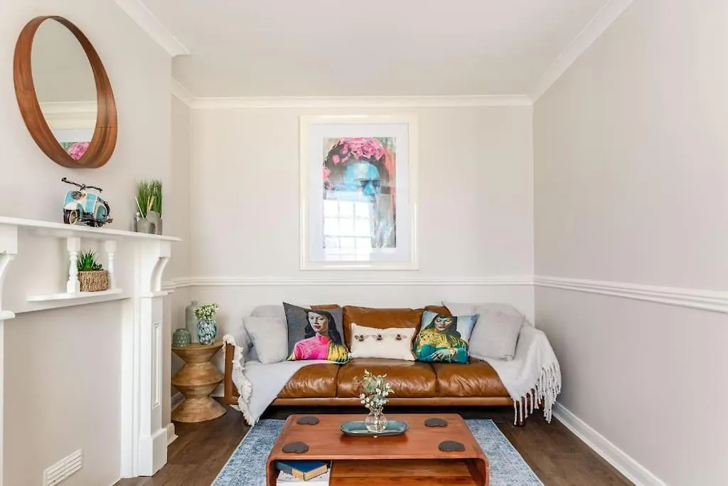 Stylish 2-Bed Garden Apartment Brighton