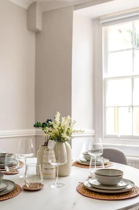 Stylish 2-Bed Garden Apartment Brighton 0*,