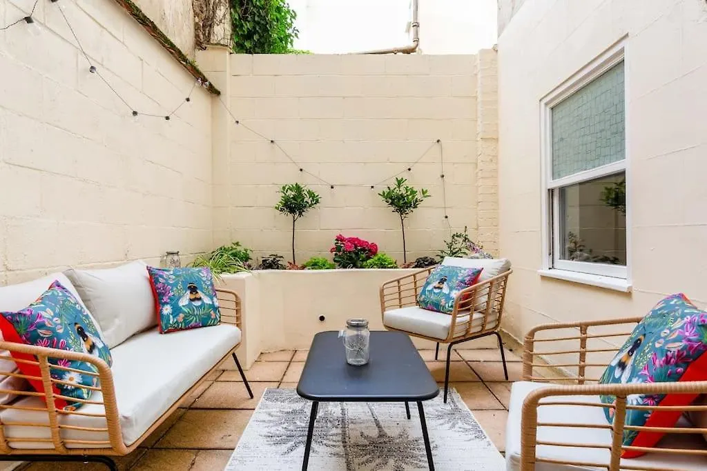 Stylish 2-Bed Garden Apartment Brighton
